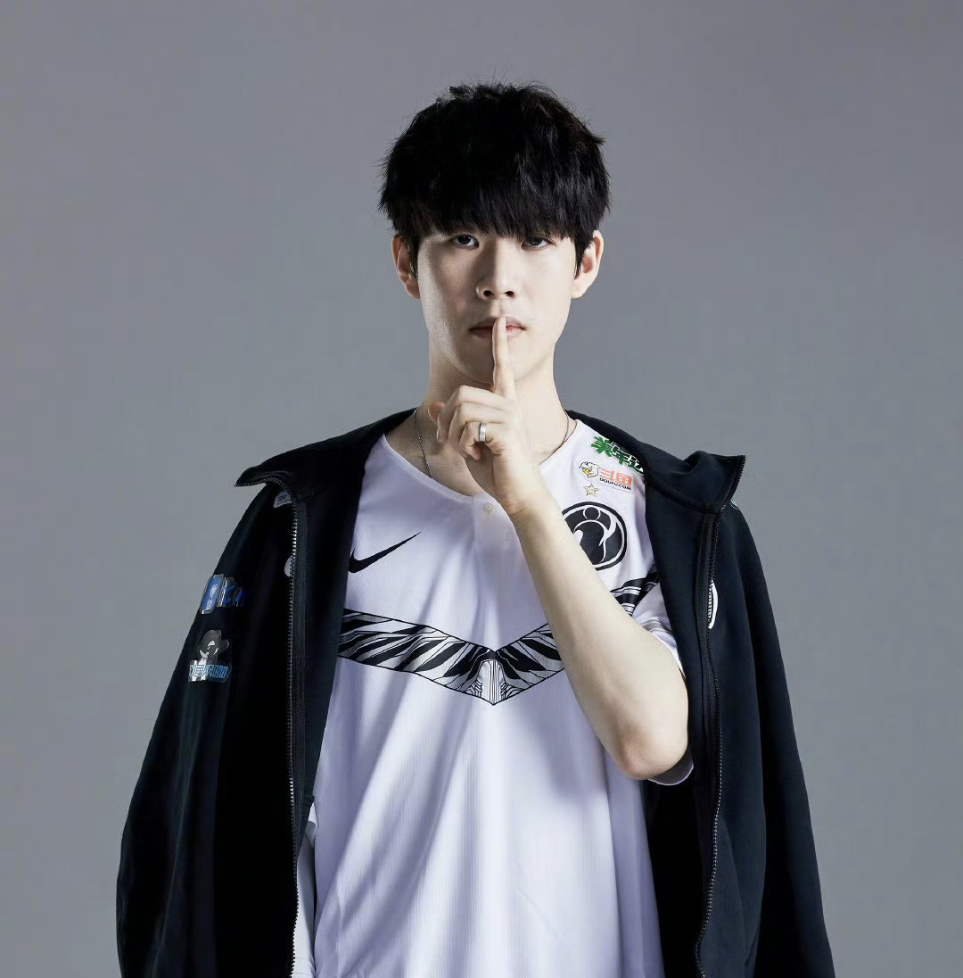 心球员和边 心球员和边